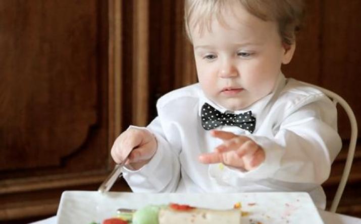 किसी भी उम्र में बच्चे को स्वतंत्र रूप से चम्मच से खाना कैसे सिखाएं जब कोई बच्चा स्वतंत्र रूप से चम्मच पकड़ना शुरू कर देता है
