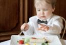 Kuinka opettaa lapsi syömään lusikalla itsenäisesti, missä iässä tahansa Kun lapsi alkaa pitelemään lusikkaa itsenäisesti