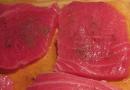 Uunissa paistettua tonnikalaa tai tonnikalan keittämistä